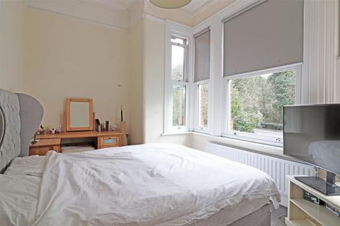 3 bedroom flat for sale, Nutfield Road, Redhill