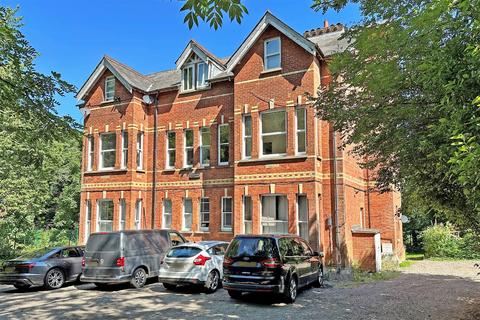 3 bedroom flat for sale, Nutfield Road, Redhill