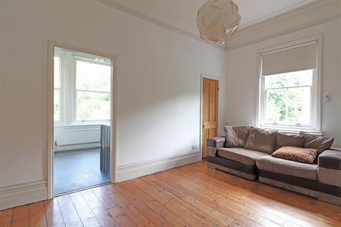 3 bedroom flat for sale, Nutfield Road, Redhill