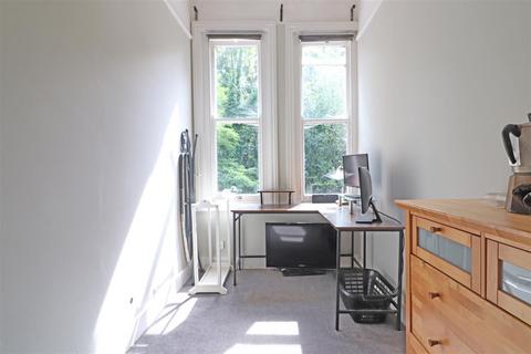 3 bedroom flat for sale, Nutfield Road, Redhill