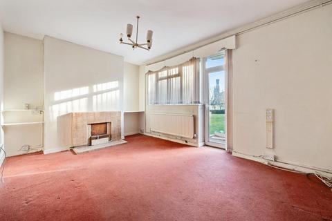 2 bedroom flat for sale, Lakeside Court, Green Lanes, London, N4