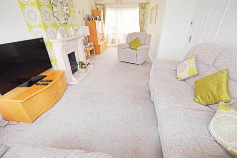 3 bedroom semi-detached house for sale - Whitcombe Close, Chatham