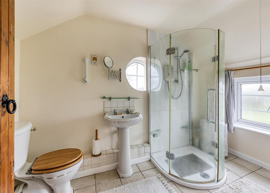 Greystoke Cottage-bed1 ensuite.jpg