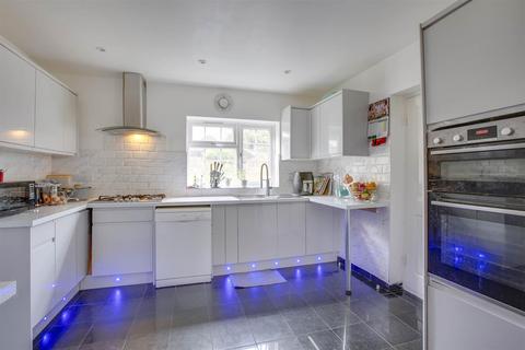 6 bedroom detached house for sale, Tennyson Road, High Wycombe HP11