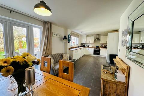 13 Loom End, Tiverton, EX16 5FJ