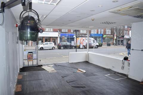 Shop to rent - Station Road, Chingford, London