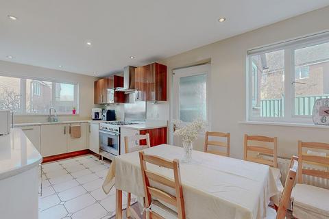 4 bedroom detached house for sale, Tiverton Crescent, Kingsmead