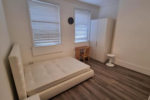 1 bedroom in a house share to rent, High Road, London
