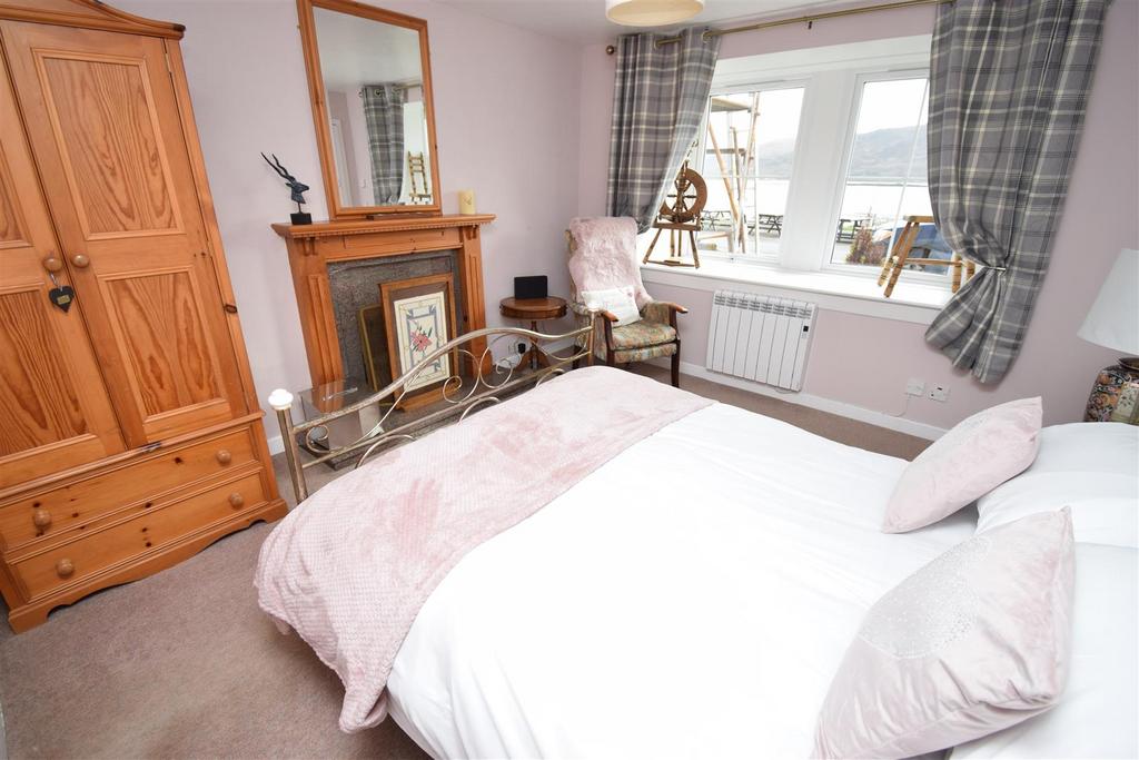 Bedroom one (2).jpg