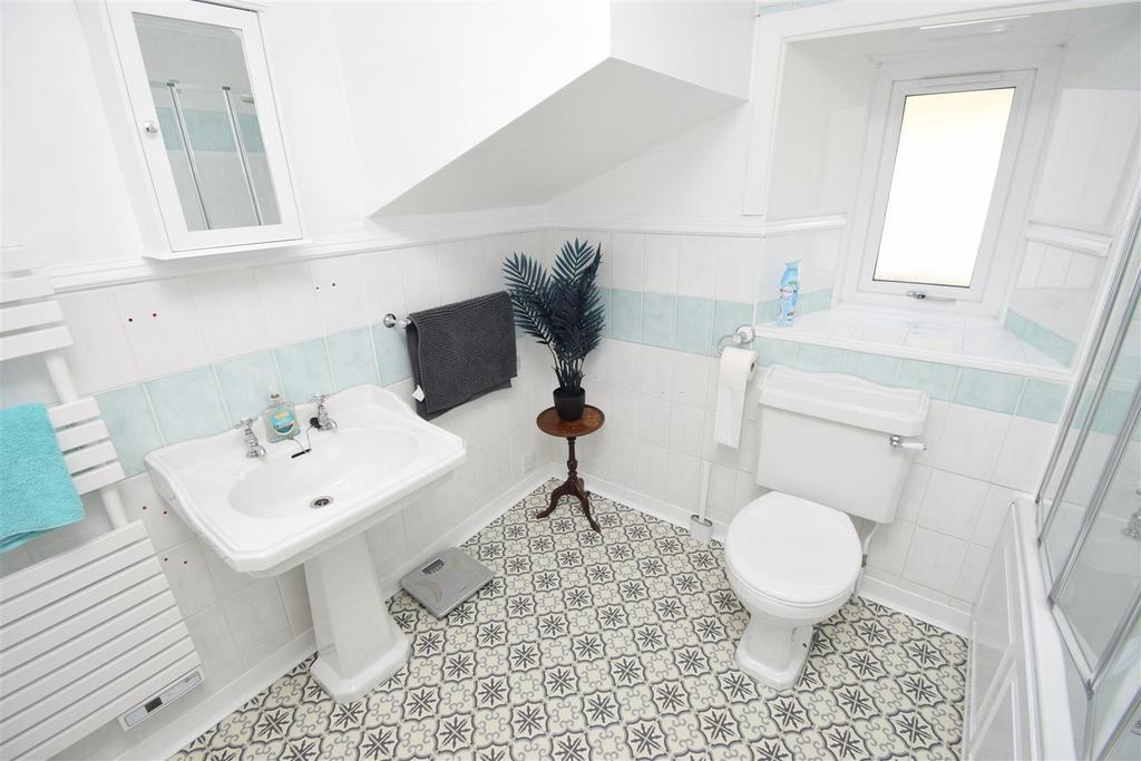 Bathroom (2).jpg