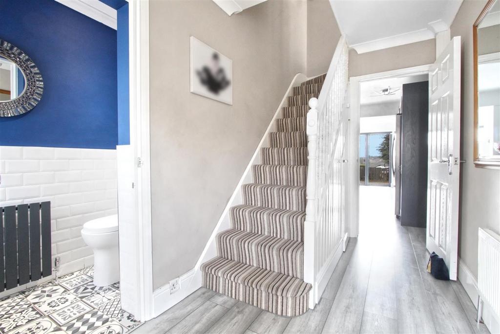 Sheldon Close, Cheshunt, Waltham Cross 5 bed semidetached house for