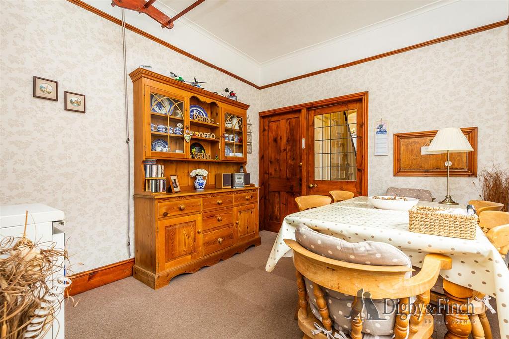 16 Lorne Grove, Radcliffe on Trent, NG12 2 FX-17wat