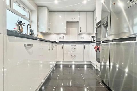 10 Bedells Avenue, Black Notley, Braintree, CM77 8LZ