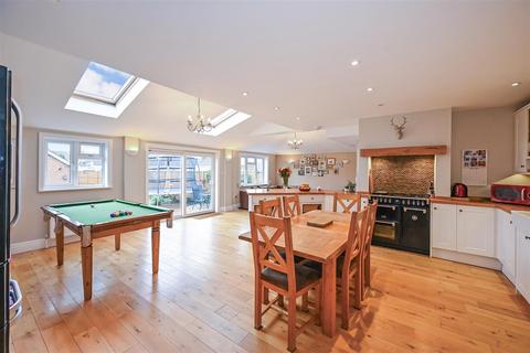 5 bedroom end of terrace house for sale, White Hart Lane, Portchester