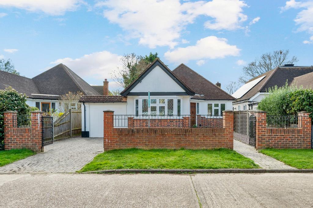 Crofton Avenue, WALTONONTHAMES, KT12 3 bed bungalow for sale £895,000