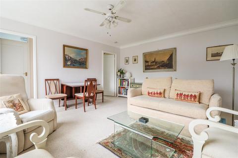 2 bedroom flat for sale, Hawthorn Close, Horsham