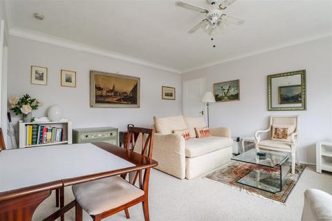 2 bedroom flat for sale, Hawthorn Close, Horsham