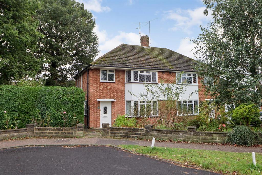 Churchill Avenue, Horsham 3 bed semidetached house for sale £460,000