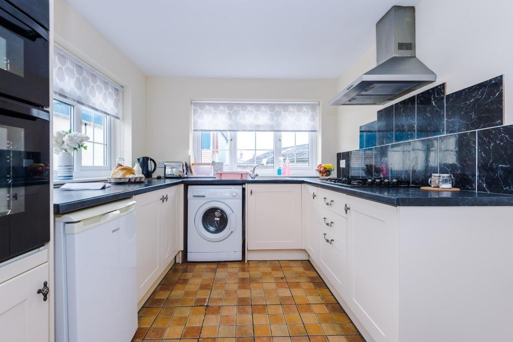 Kitchen 2.jpg