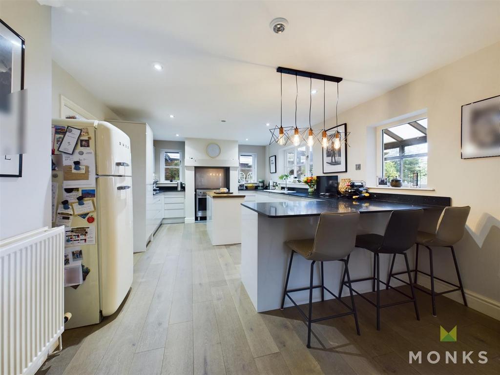 Kitchen/ Breakfast Bar