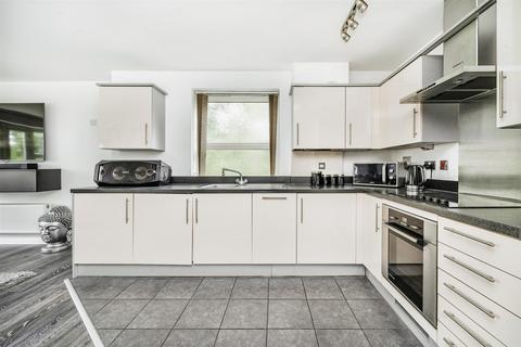 2 bedroom apartment for sale, Meadowbank Close, Isleworth TW7