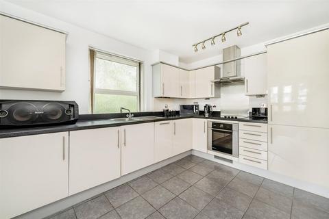 2 bedroom apartment for sale, Meadowbank Close, Isleworth TW7