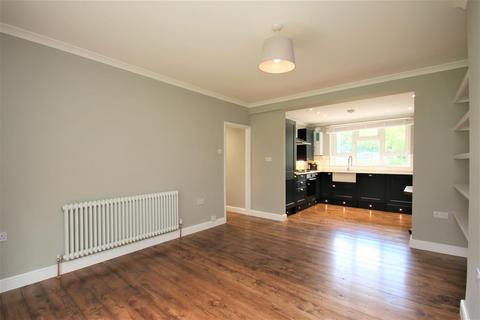 3 bedroom apartment to rent, Queens Drive, London N4