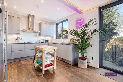197 Alexandra Park Road, London, N22 7BJ