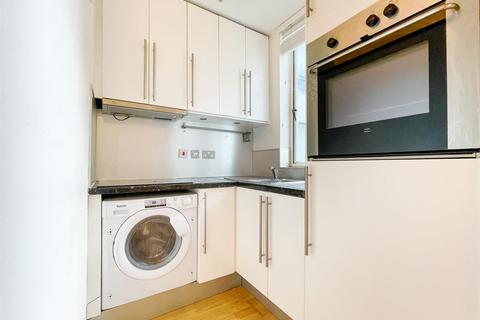 Studio to rent, Avenue Heights, London N6