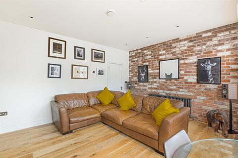 9a Rathcoole Avenue, London, N8 9LY