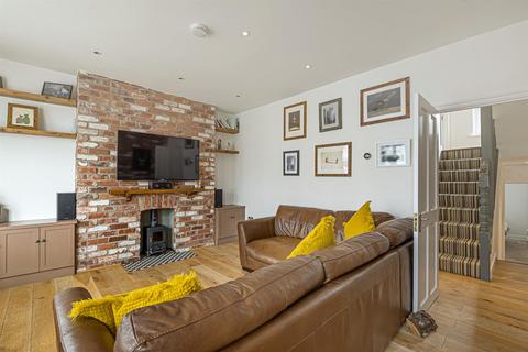 9a Rathcoole Avenue, London, N8 9LY