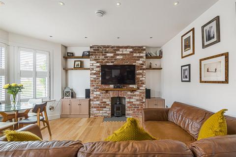 9a Rathcoole Avenue, London, N8 9LY