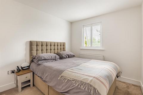 9a Rathcoole Avenue, London, N8 9LY