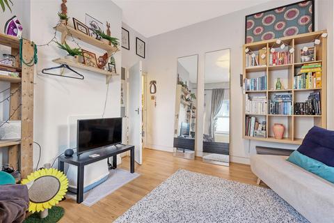 2 bedroom flat for sale, Drayton Park, London N5