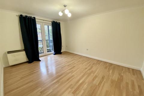 2 bedroom flat to rent, 205 Brooklands Road, Sale