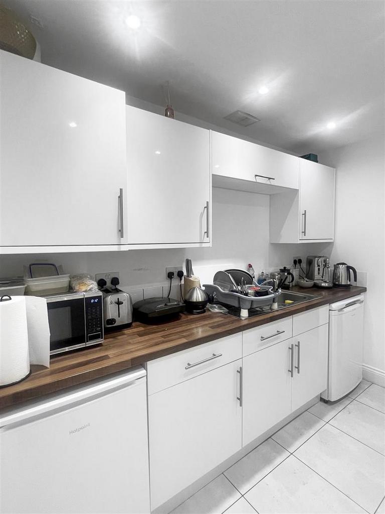 Kitchen 2.jpg