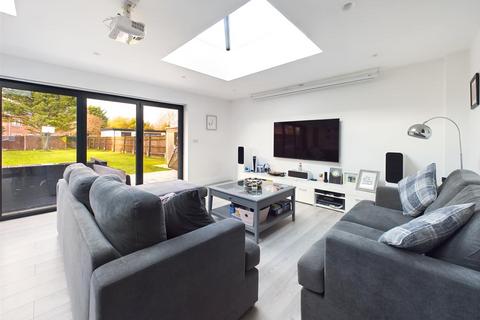 8 Grove Crescent, Barnwood, Gloucester, GL4 3JJ