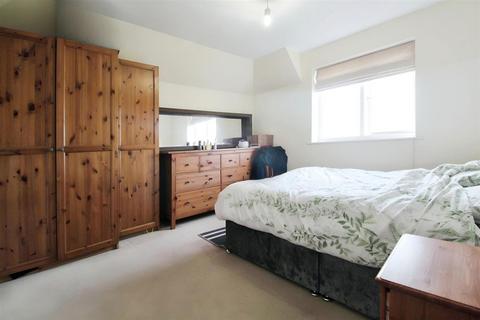2 bedroom flat for sale - Bower Way, Slough