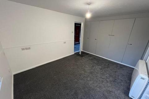 Studio to rent, Goldfinch Road, Poole