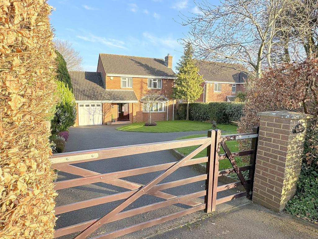 Wareham Road, Lytchett Matravers, Poole, BH16 3 bed detached house for sale £600,000