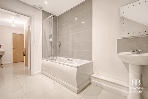 56 Retreat Way, Chigwell, IG7 6EL