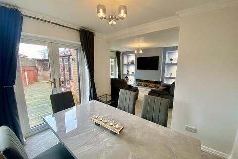 3 bedroom semi-detached house for sale - Garforth Court, Mirfield