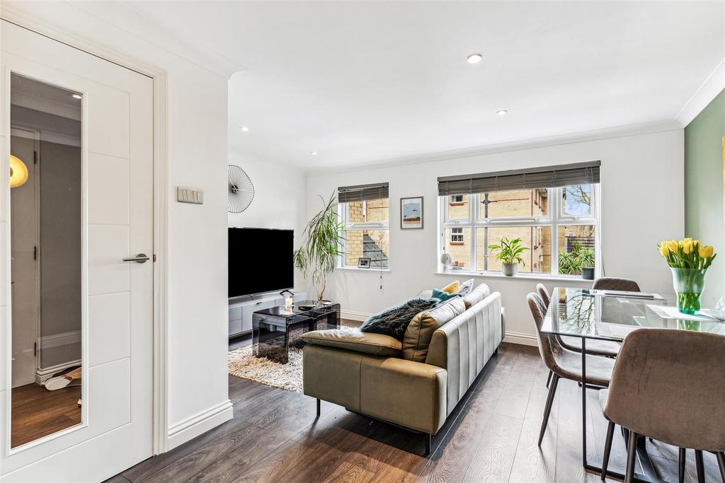 Monmouth Close, London, W4 2 bed flat for sale £450,000
