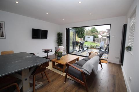 3 bedroom end of terrace house for sale - Ifield Road, Crawley