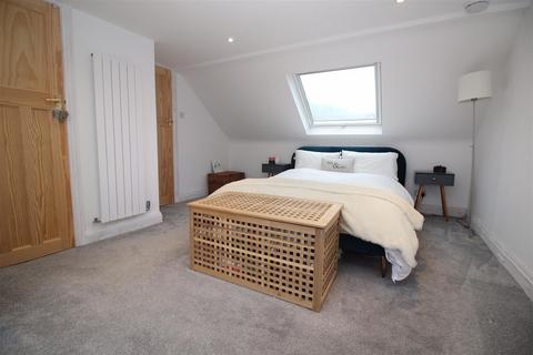 3 bedroom end of terrace house for sale, Ifield Road, Crawley