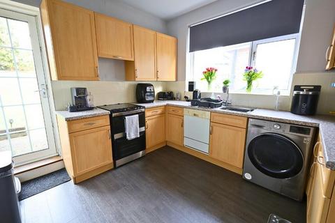4 bedroom semi-detached house for sale - Meadway Crescent, Hove