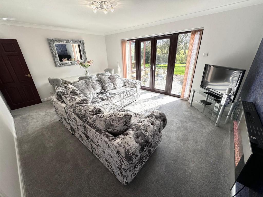 Lounge to annex