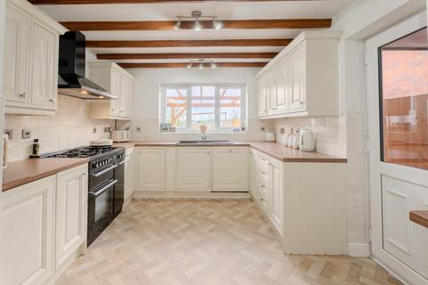 53 Penleigh Gardens, Wombourne, Wolverhampton, WV5 8EJ