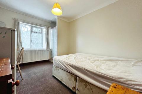 House share to rent, London Road, Langley SL3