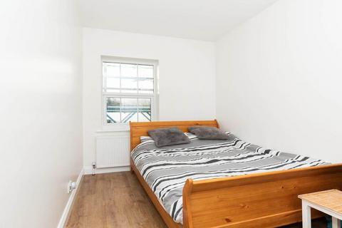 3 bedroom flat to rent - NW2